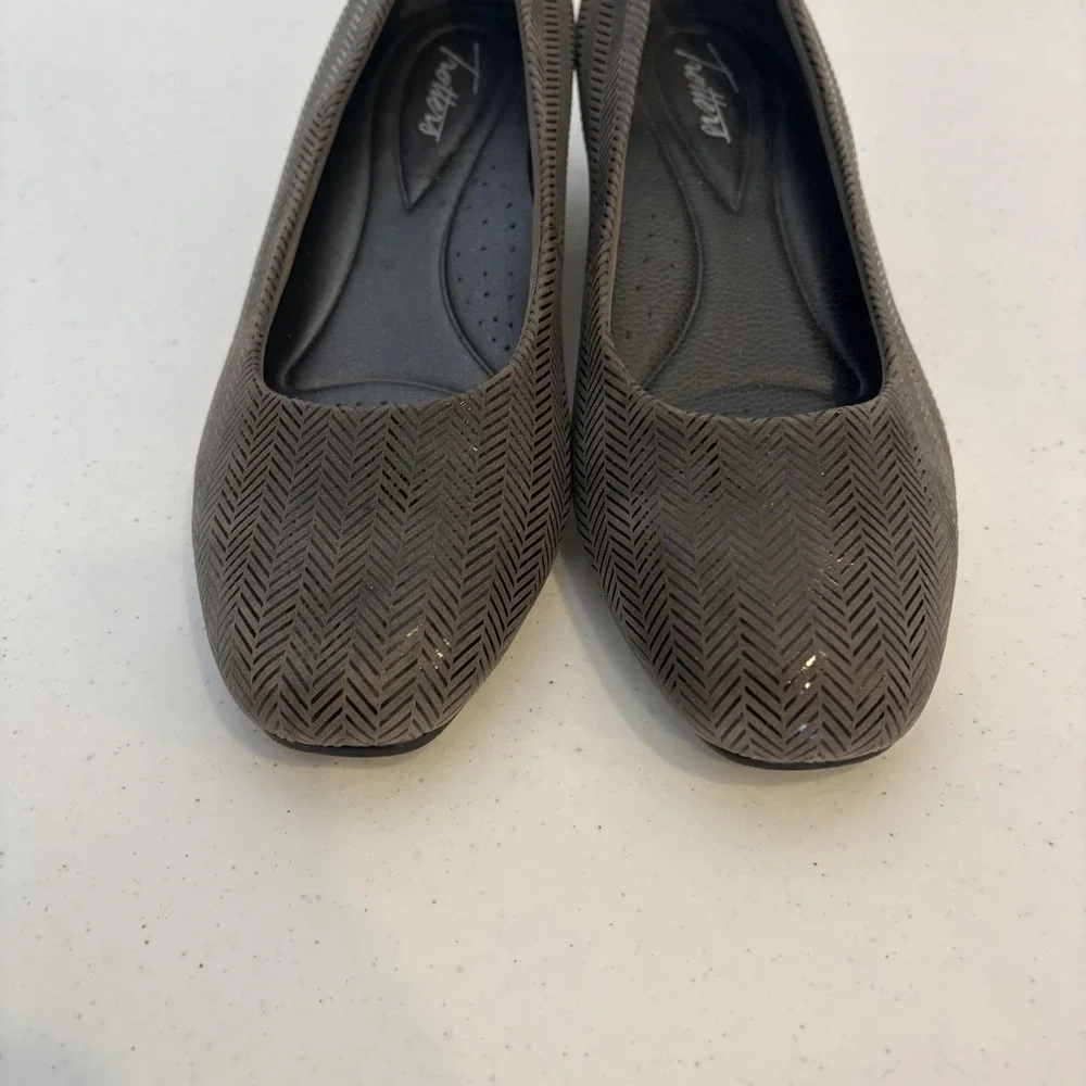 Trotters Shoes Womens Size 8W Gray Herringbone Pattern Low Wedge Comfort Slip On